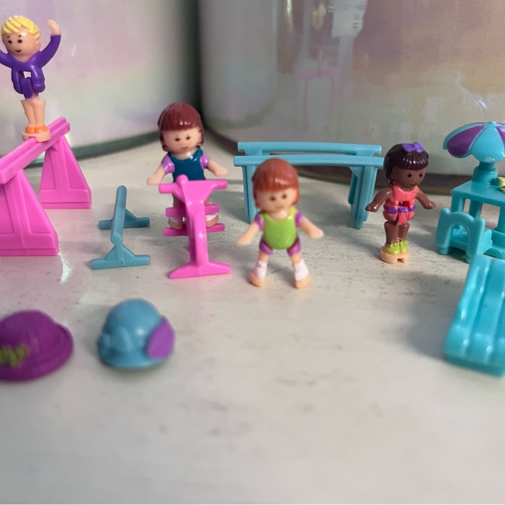1995 Polly Pocket Clubhouse: 4 figures & 19 accessories